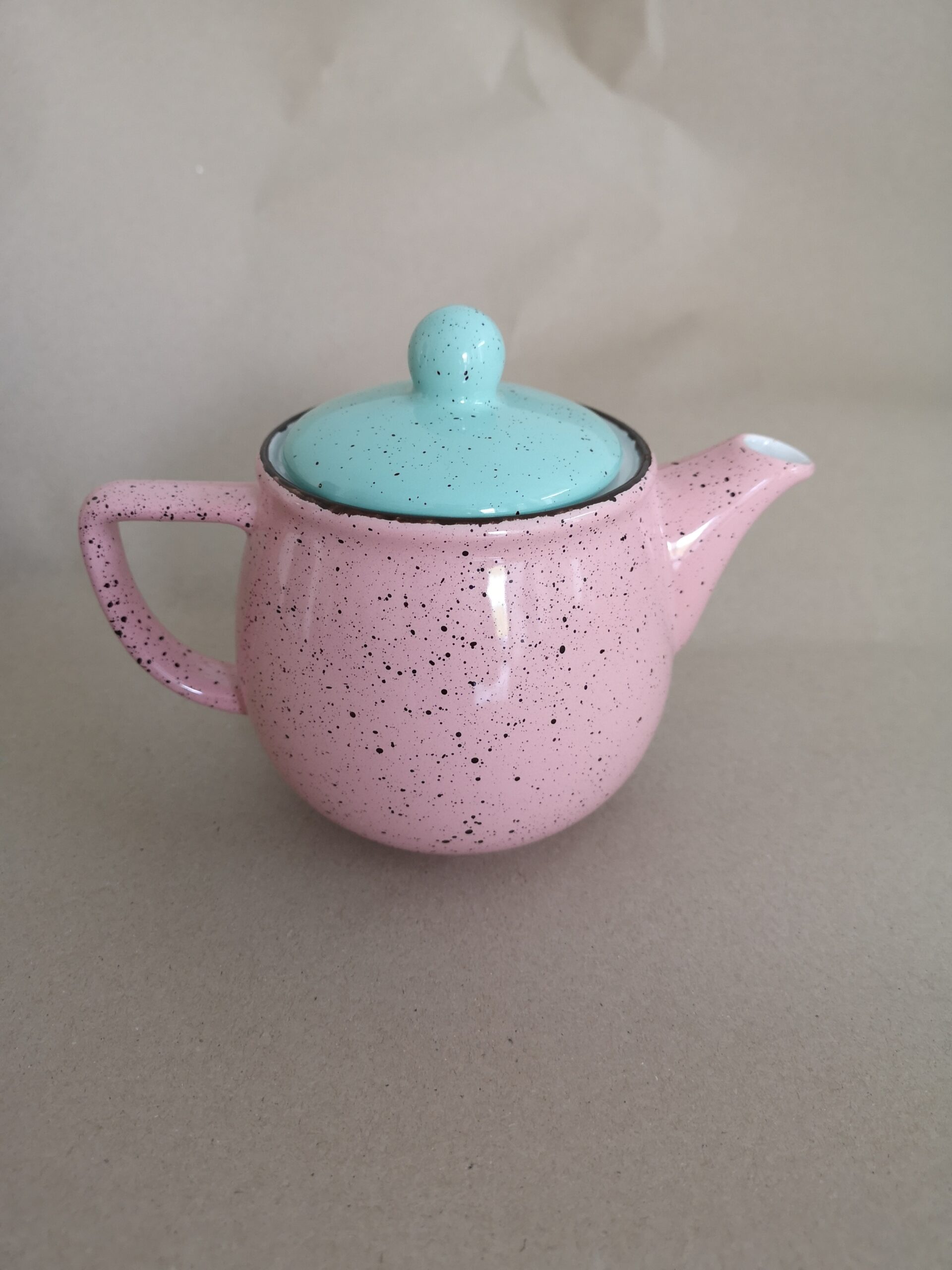 rozo mint porculanski čajnik na točkice