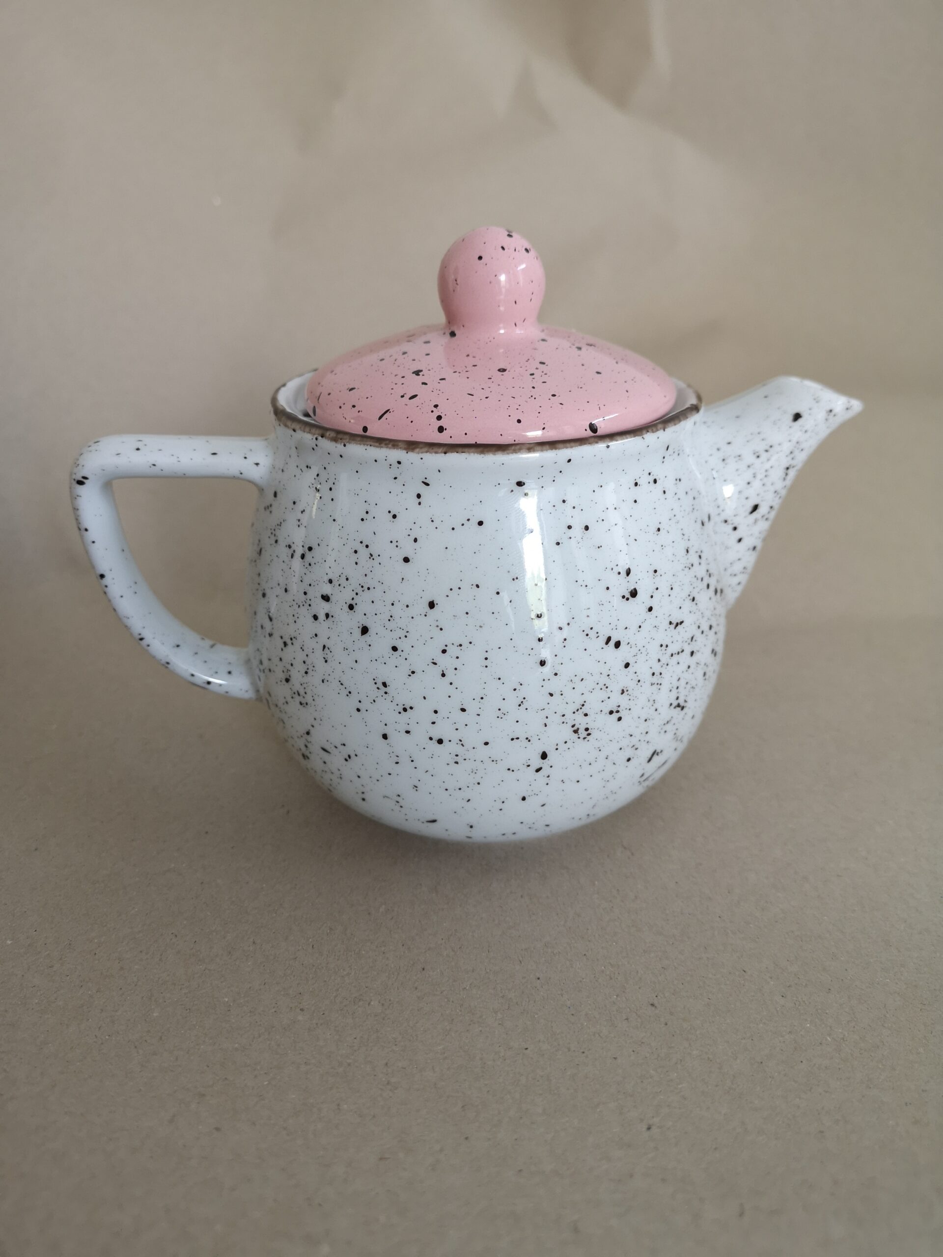 bijelo rozi porculanski čajnik na točkice