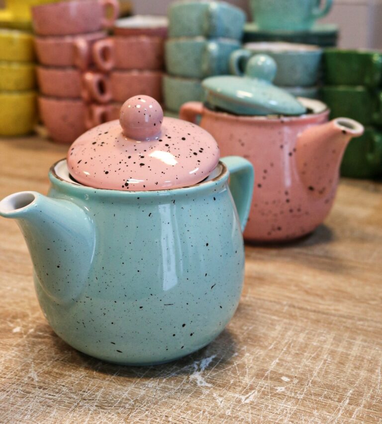 šareni porculanski čajnik na točkice