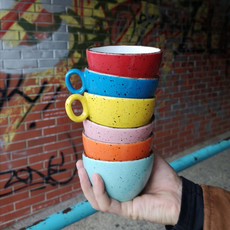 Kupi capuccino šalicu