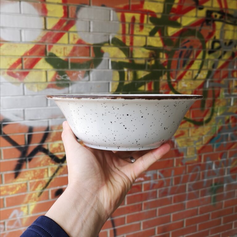 porculanska posuda bijele boje točkasta